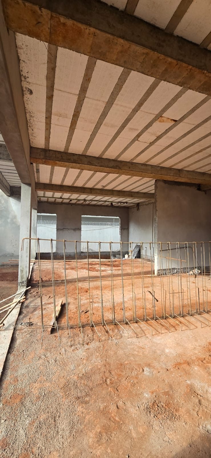 Laje protendida executada em obra, com nervuras aparentes e armaduras de pilares posicionadas
