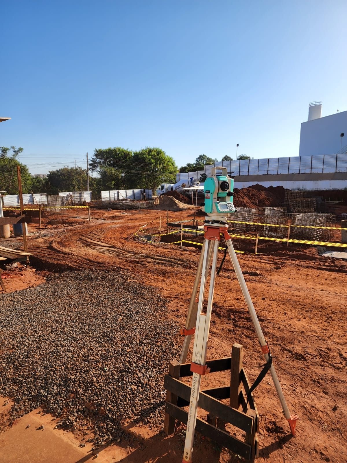 Estação Total posicionada em campo para levantamento topográfico