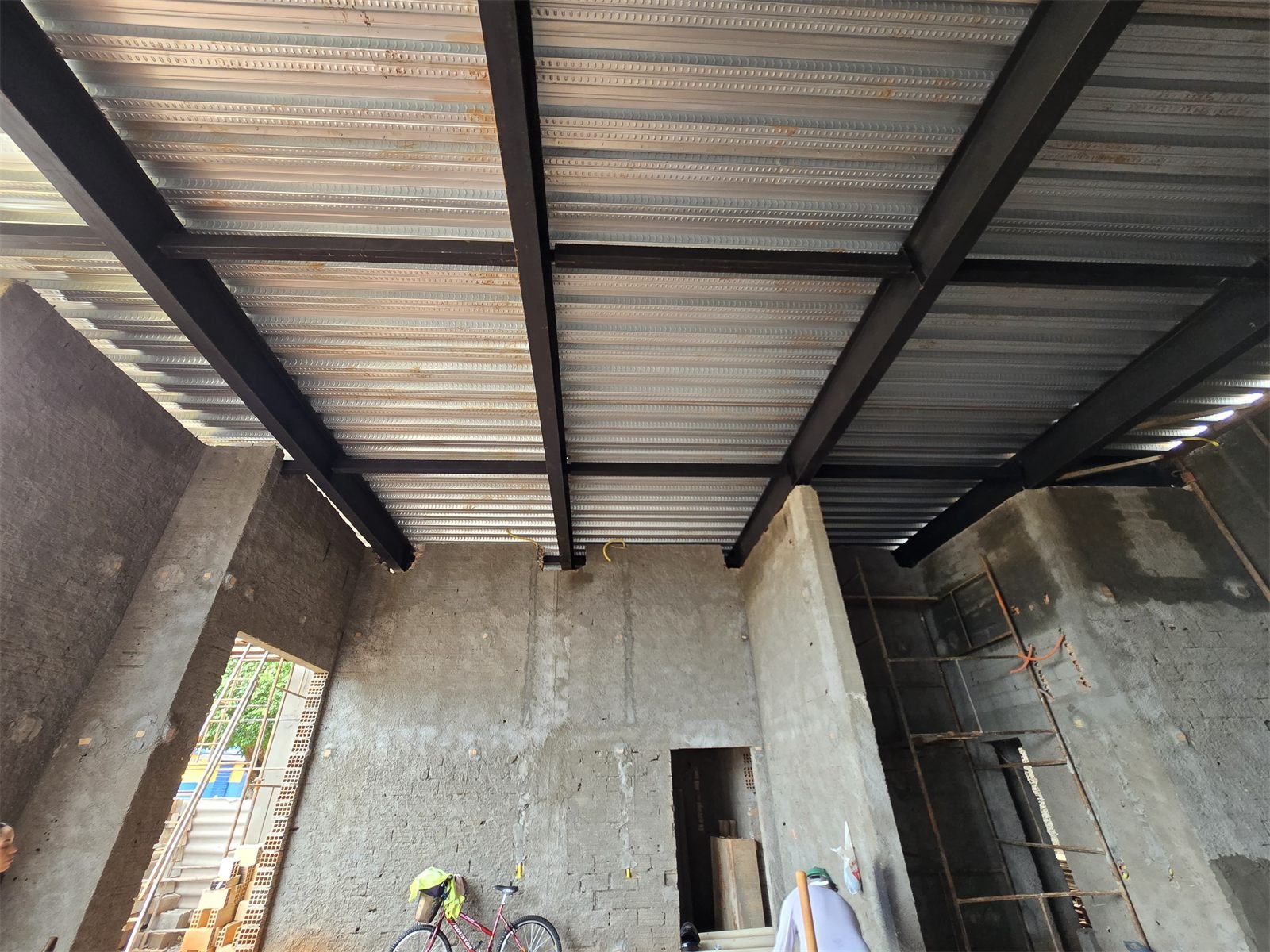 Interior de sala comercial com estrutura metálica de cobertura